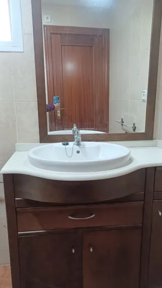 Mueble de baño con lavabo y espejo.
