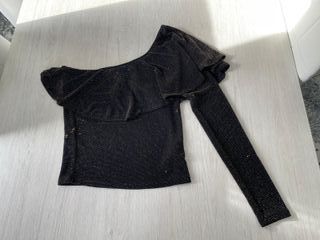 Top negro con brillos dorados