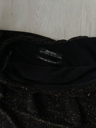 Top negro con brillos dorados