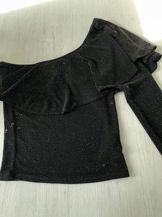 Top negro con brillos dorados