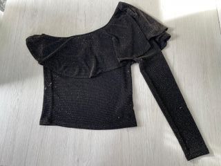 Top negro con brillos dorados