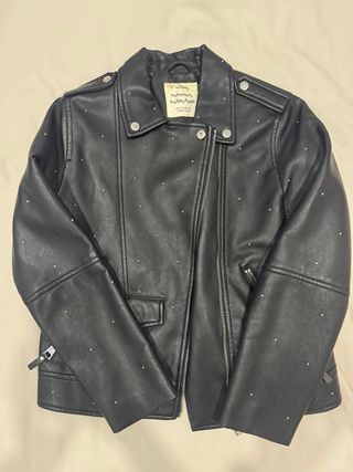Cazadora de cuero con tachuelas
