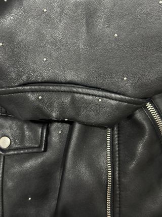 Cazadora de cuero con tachuelas