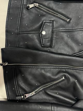 Cazadora de cuero con tachuelas