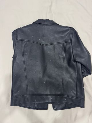 Cazadora de cuero con tachuelas