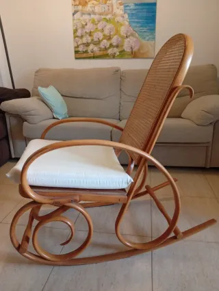 Mecedora antigua de madera y ratán