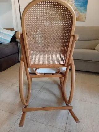 Mecedora antigua de madera y ratán