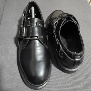 Dr. Martens Piel Negra con correas