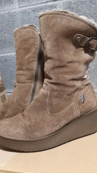 Botas de ante beige con cuña y pelo