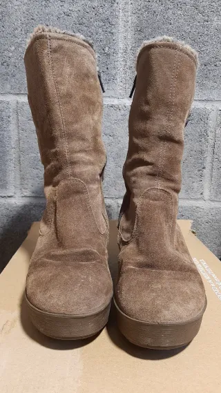 Botas de ante beige con cuña y pelo