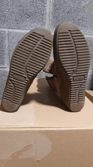 Botas de ante beige con cuña y pelo