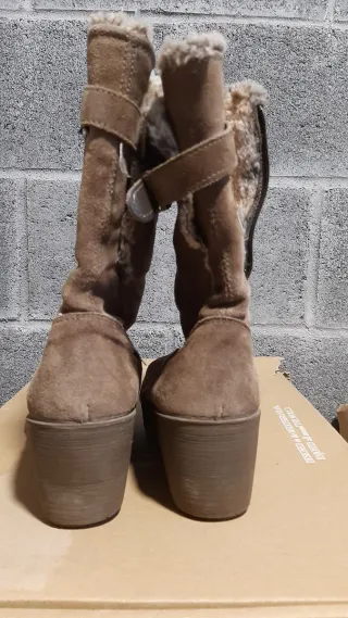 Botas de ante beige con cuña y pelo