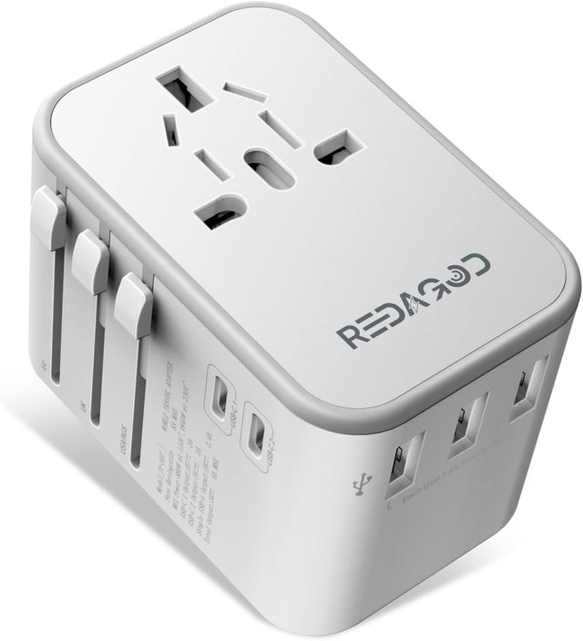 Adaptador universal compacto con carga múltiple