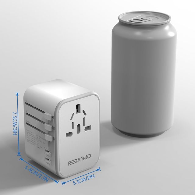 Adaptador universal compacto con carga múltiple