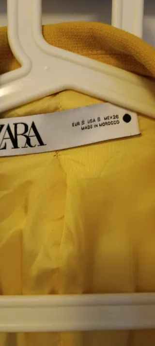 Traje, conjunto, total look amarillo Zara