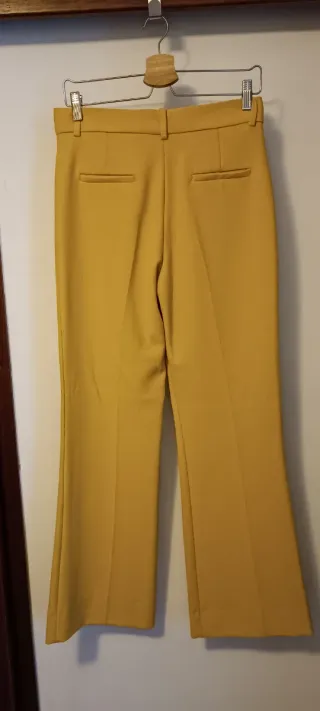 Traje, conjunto, total look amarillo Zara