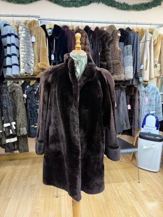 Abrigo de piel marrón