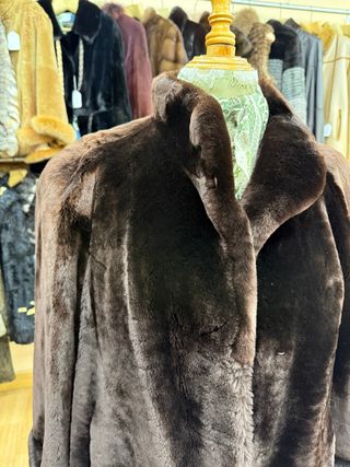 Abrigo de piel marrón