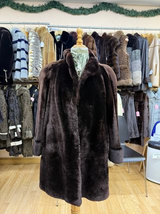 Abrigo de piel marrón