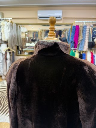 Abrigo de piel marrón