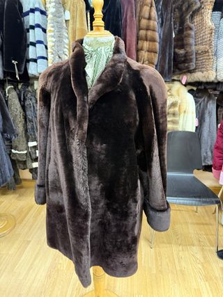 Abrigo de piel marrón