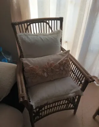 Poltrone in bambù con cuscini floreali