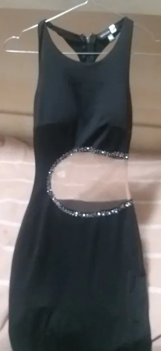 Abito nero elegante con dettagli