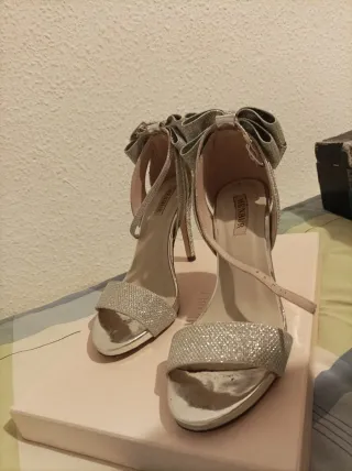 Sandalias tacón plateadas Menbur eventos