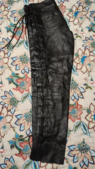 Pantalones de piel gruesa con cordones