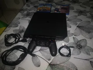 PS4 (PlayStation 4) + 2 Giochi