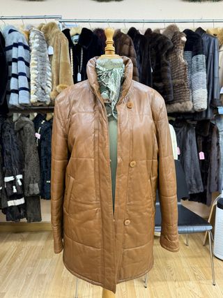 Abrigo de cuero marrón