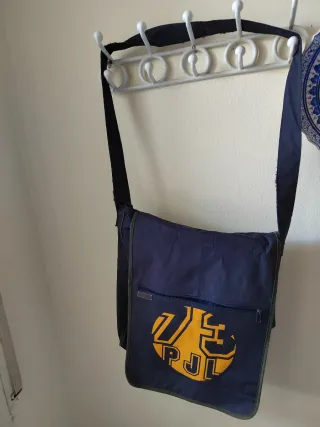 Bandolera azul con logo amarillo