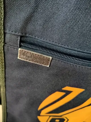 Bandolera azul con logo amarillo