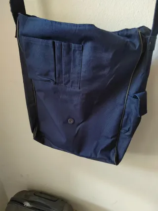 Bandolera azul con logo amarillo