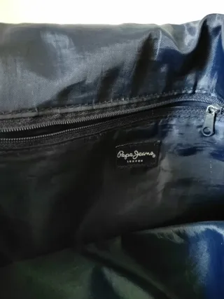 Bandolera azul con logo amarillo