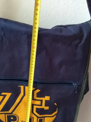 Bandolera azul con logo amarillo