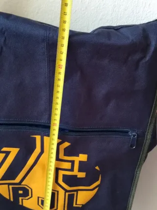 Bandolera azul con logo amarillo