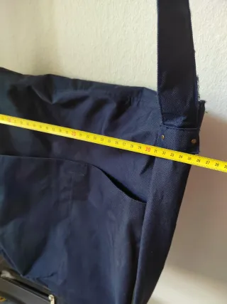 Bandolera azul con logo amarillo