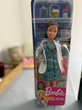 Barbie veterinaria con accesorios