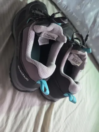 Zapatillas Trekking Quechua Gris y Turquesa