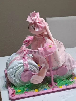 Tarta de pañales con peluche de conejo