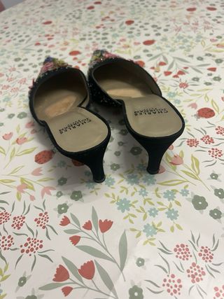 Zuecos Charles Jourdan bordados de ante