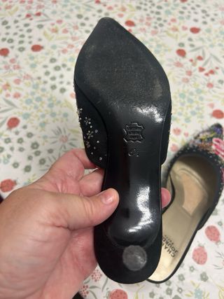 Zuecos Charles Jourdan bordados de ante