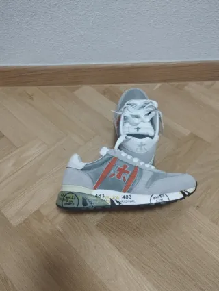 Zapatillas Premiata grises y blancas