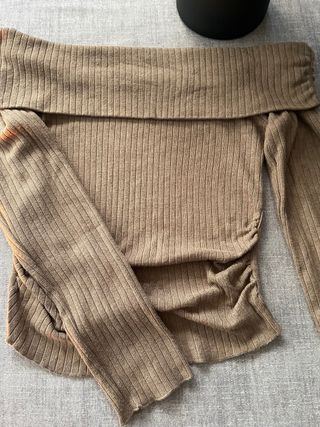 Jersey Bershka marrón escote Bardot