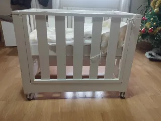 Cuna de colecho blanca con ruedas
