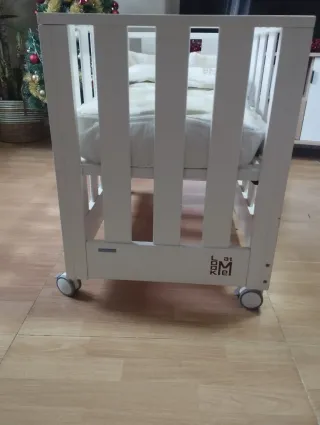 Cuna de colecho blanca con ruedas