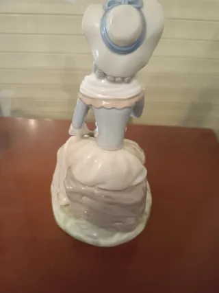 Figurita porcelana mujer con pájaro