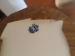 Figurita porcelana mujer con pájaro