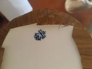 Figurita porcelana mujer con pájaro